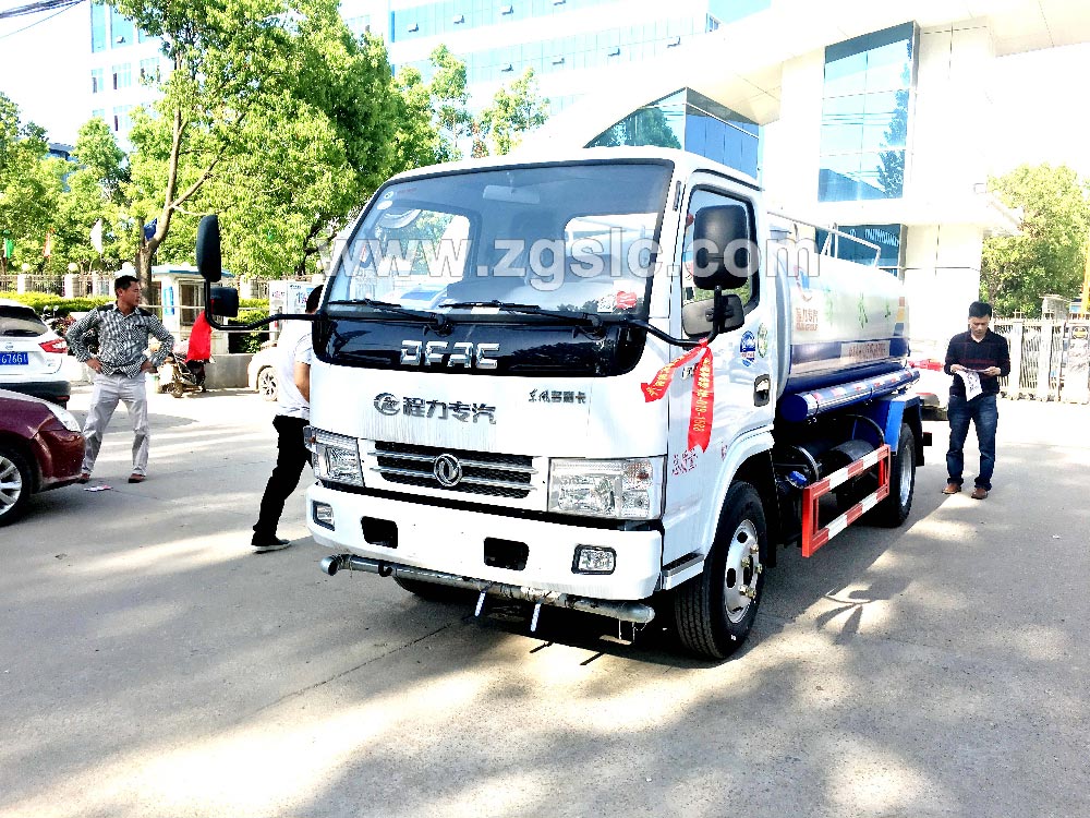 到湖北程力集團(tuán)訂購灑水車，現(xiàn)貨供應(yīng)隨時出發(fā)