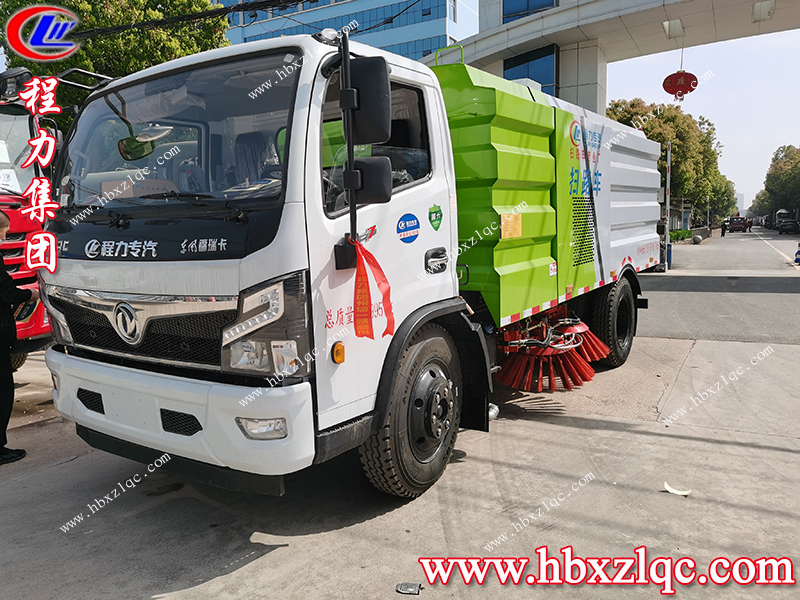 程力集團(tuán)東風(fēng)福瑞卡掃路車(chē)，北京客戶(hù)到廠自提車(chē)并學(xué)習(xí)操作方法